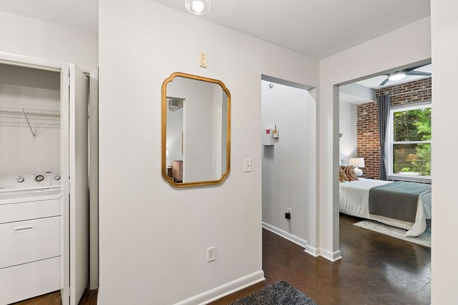 Building Photo - Stylish 1/1 Condo in Inman Park, Right on the ATLBeltLine!