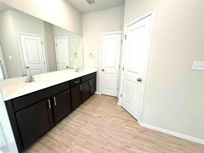 Building Photo - 301 Bright Star Ln