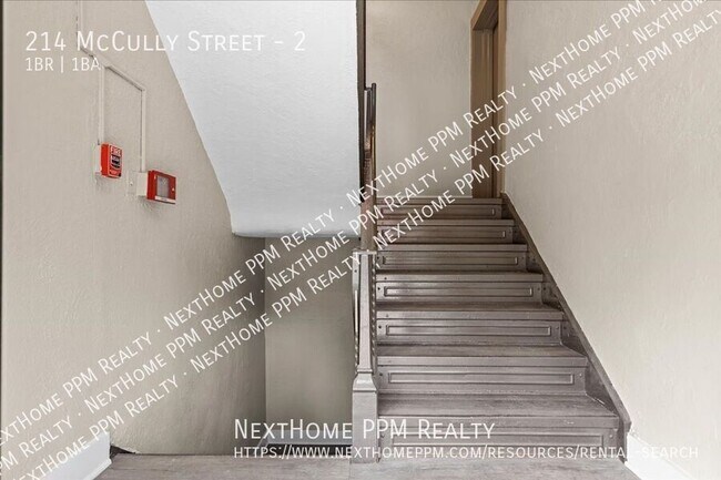 Building Photo - 214 McCully St