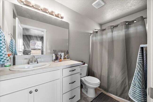 Building Photo - Perfect Location 3 Bed 2 Bath Home with SO...
