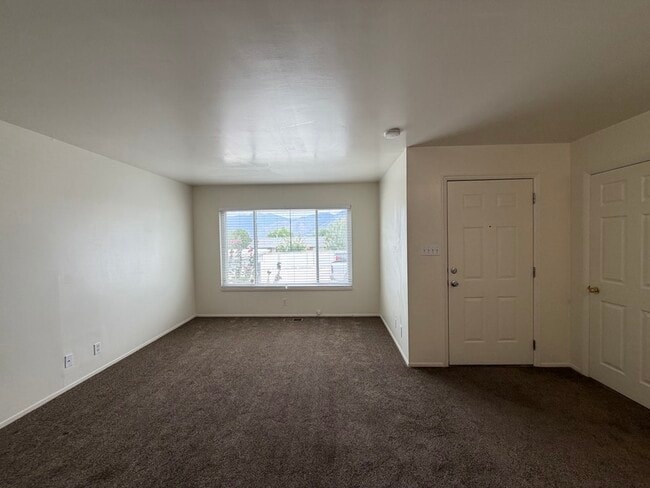 Building Photo - 744-746 E 200 N