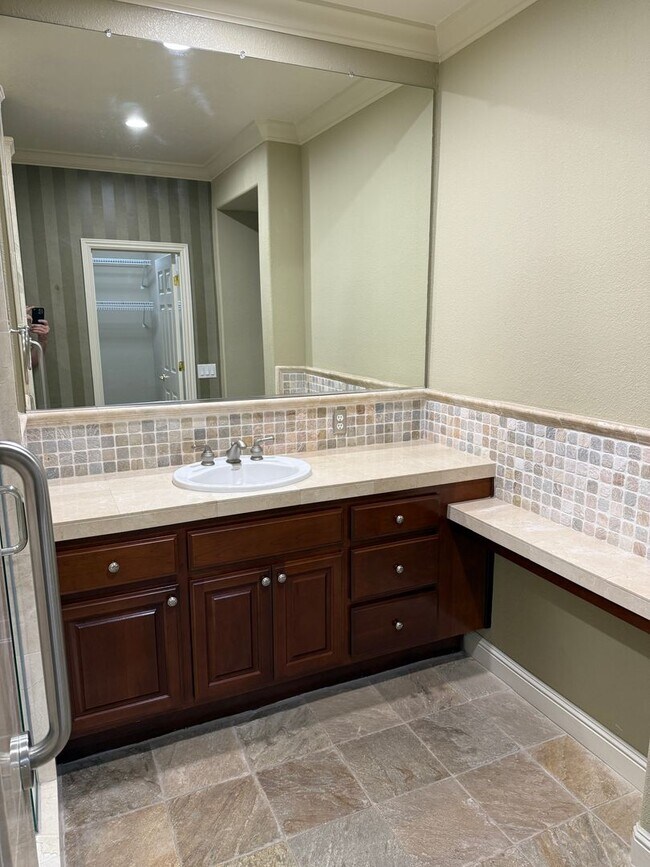 Building Photo - Beautiful 3 bedroom plus loft and office in highly sought Serrano community!