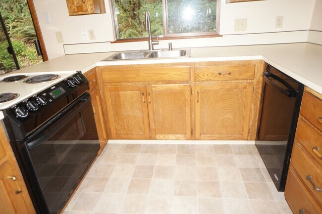 Building Photo - Lake Oswego South Shore Side Traditional