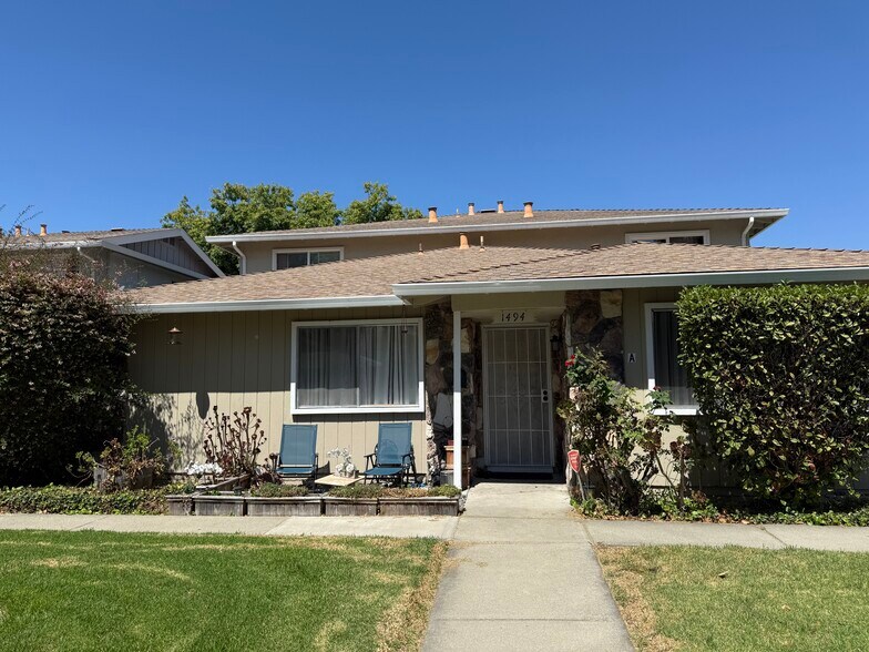 Building Photo - 1494 Del Rio Cir