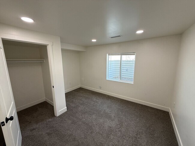 Building Photo - 8285 Lakeshore Dr
