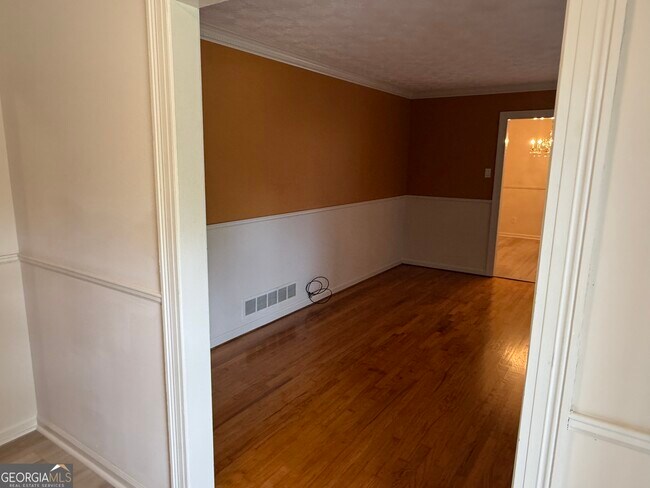 Building Photo - 1832 King George Ln SW