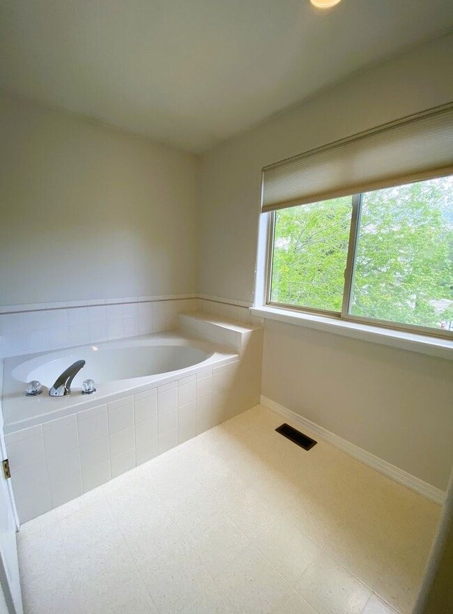 Building Photo - Well located 2+ bedroom townhome