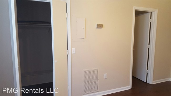 Building Photo - 1 br, 1 bath Room For Rent - 220 Lanier Dr