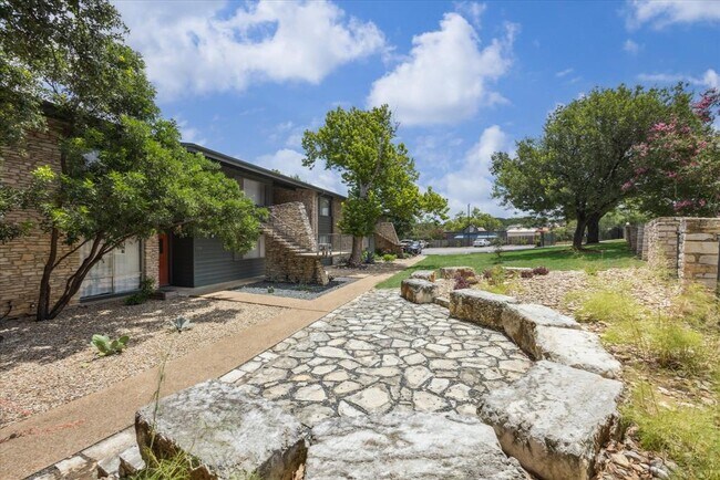 Building Photo - 1304 Mariposa Dr