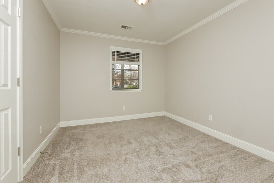 Building Photo - 9346 Woodknoll Way