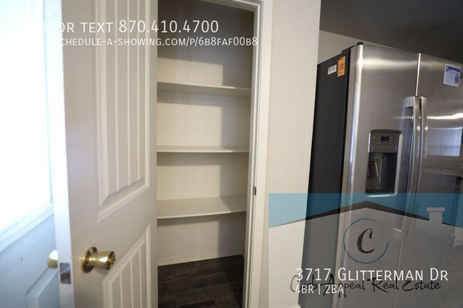 Building Photo - Move in special $900!  Beautiful 4 bed / 2...