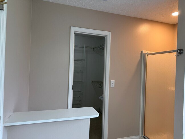 Building Photo - Beautiful Brick Home with Bonus Room in Desirable Berne Glade!
