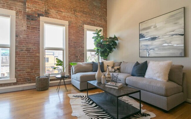 Primary Photo - 2711 Welton St