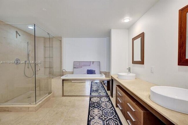 Building Photo - 475 Brickell Ave