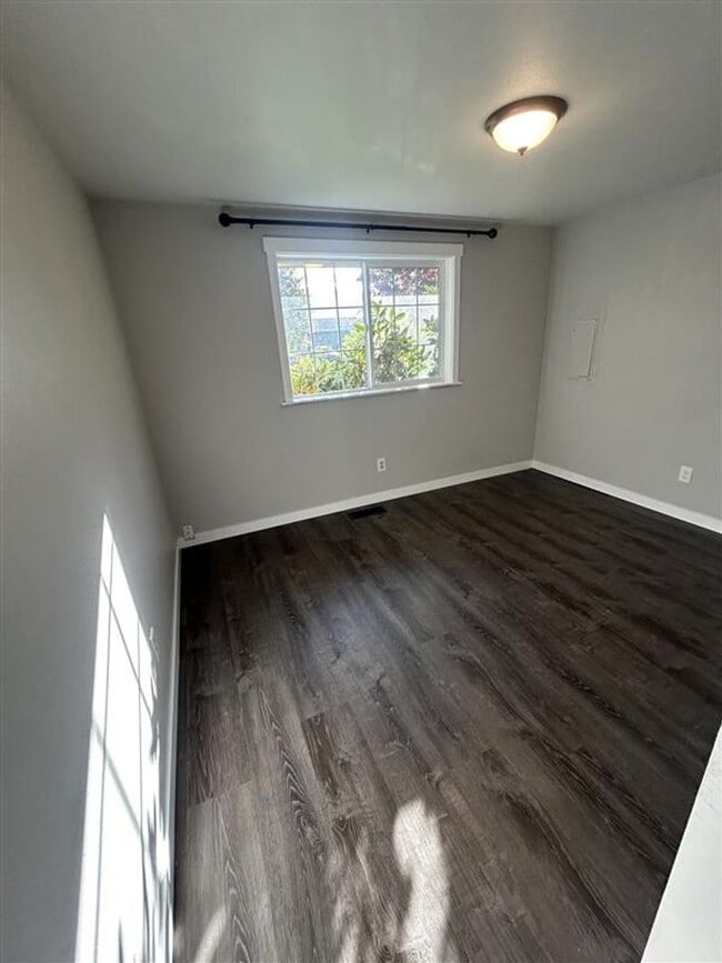 Building Photo - Three Bedroom House for Rent in Everson with fenced backyard and garage