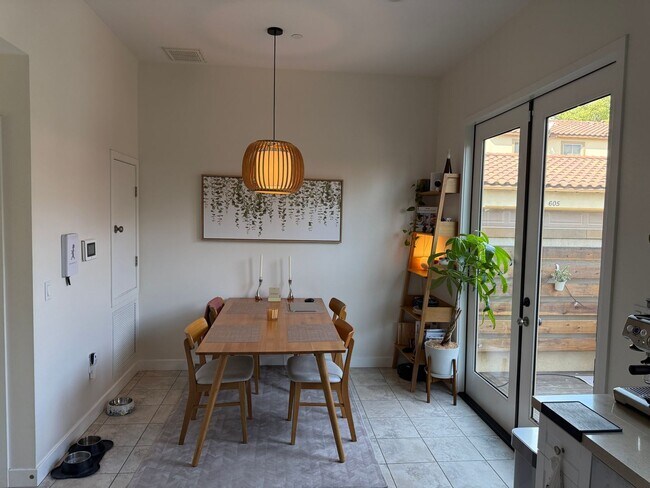 Building Photo - 3 Bedroom 2 Bath Unit