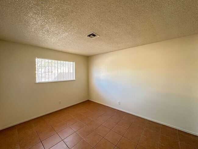 Building Photo - Casa Linda