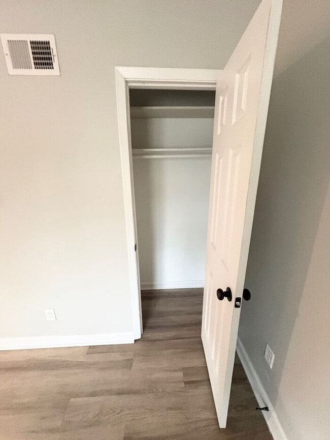 Building Photo - LIVE AT THE DEN THIS WINTER — FREE RENT + $995 SPECIAL