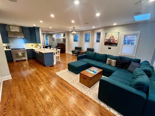 Building Photo - 3700 N Hermitage Ave