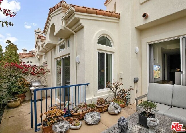 Building Photo - 6471 Zuma View Pl