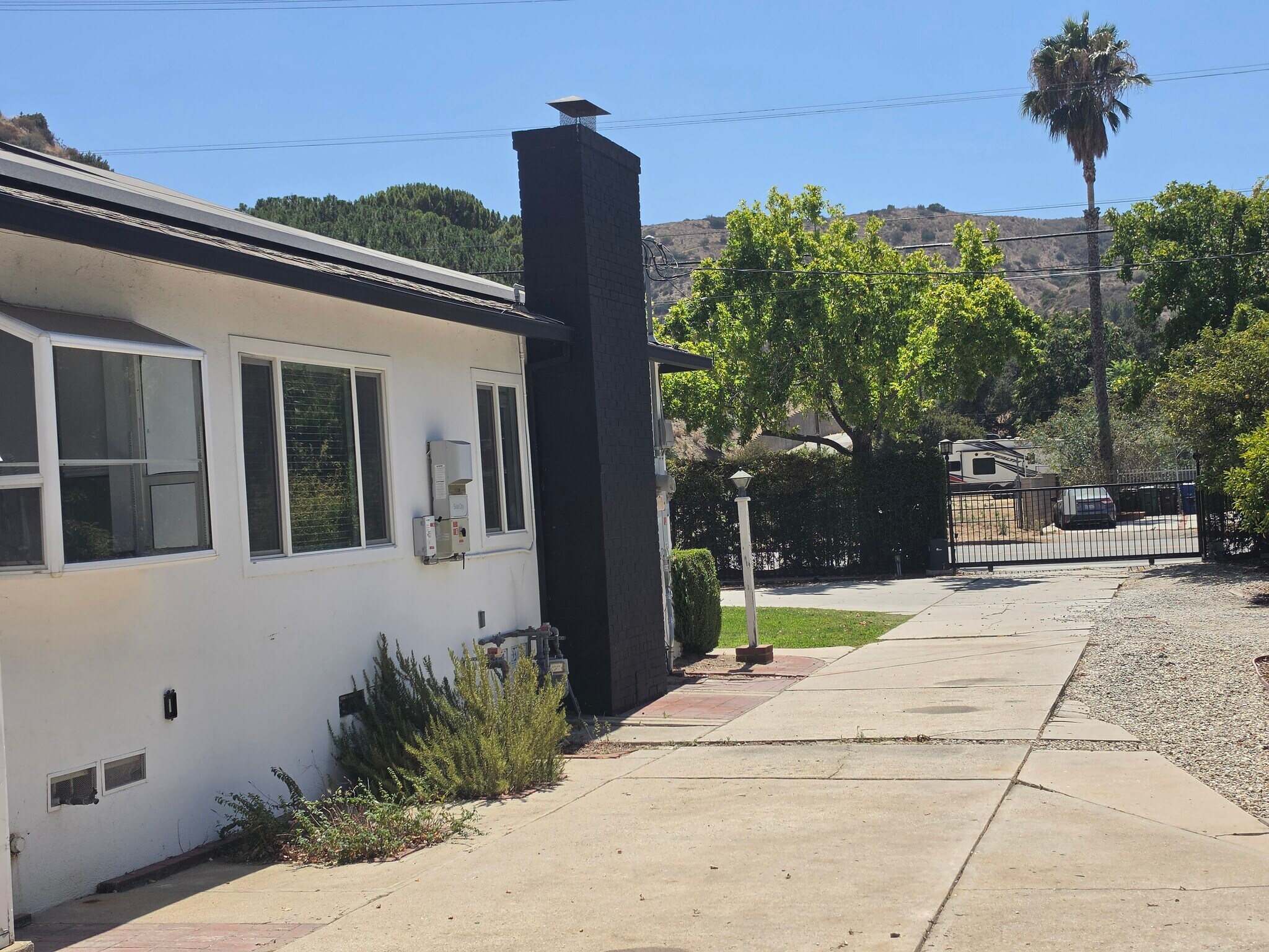 Building Photo - 9805 La Tuna Canyon Rd