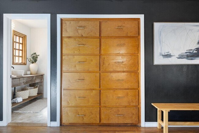 Building Photo - 2008 Matthews Ln