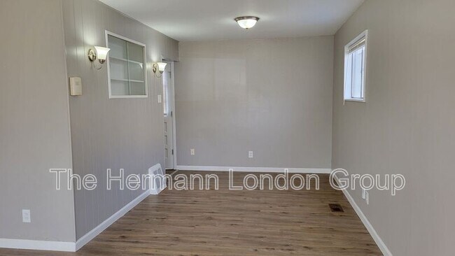Building Photo - 227 Meadowcrest Dr
