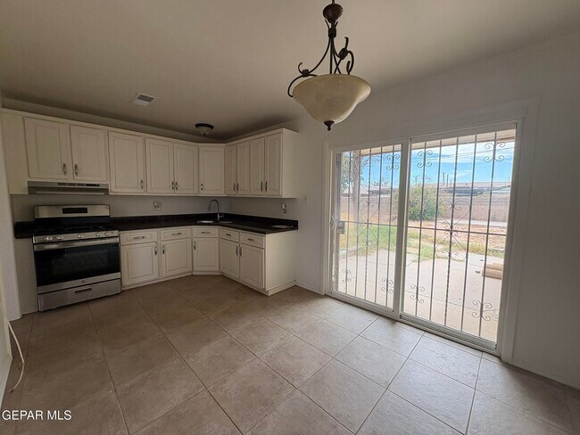 Building Photo - 4900 Debeers Dr