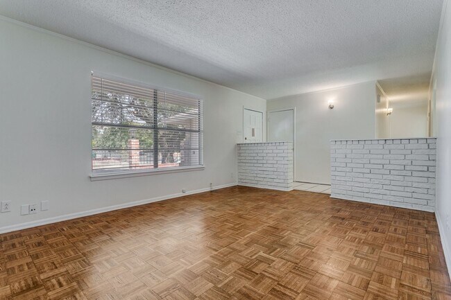 Building Photo - UPDATED 4-BEDROOM HOME IN SHEARER HILLS