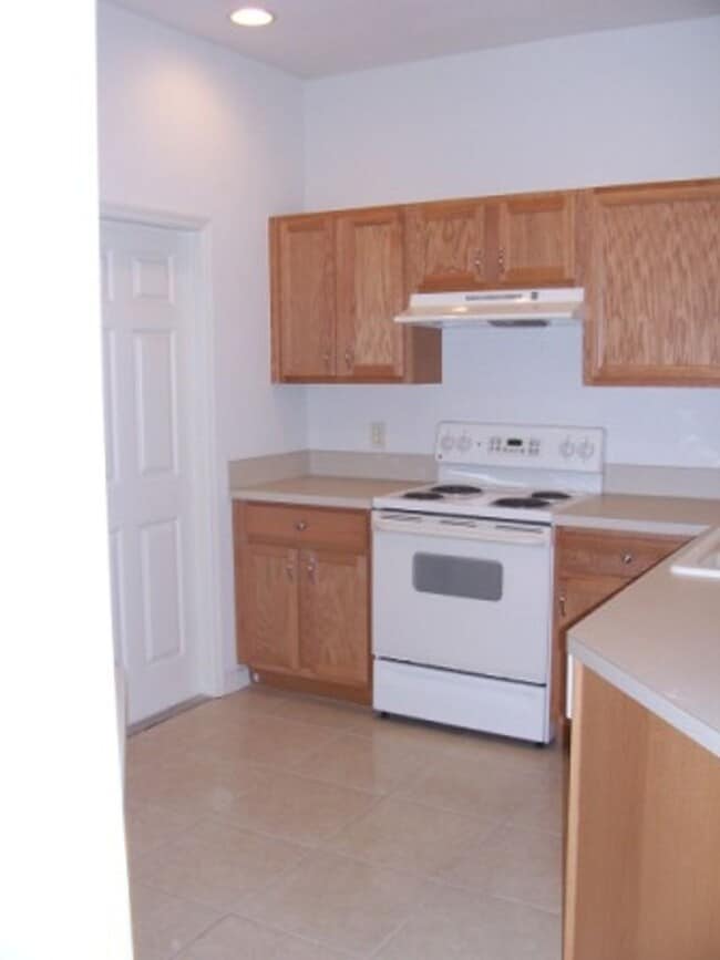 Building Photo - Brentwood Townhome with Social Membership