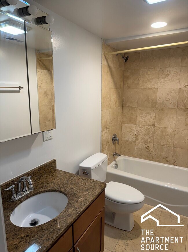 Building Photo - 6301 N Francisco Ave