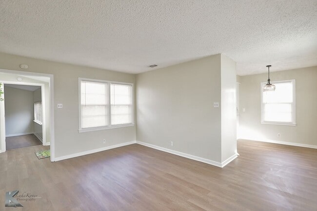 Building Photo - 3 bedroom FULL RENOVATED in 2023! ALL APPLIANCES provided!