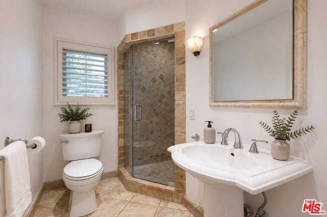 Building Photo - 2559 Hutton Dr