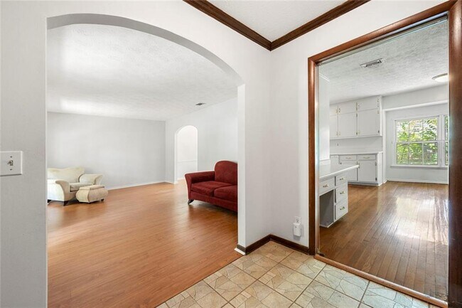 Building Photo - 4000 Pinehurst Pl