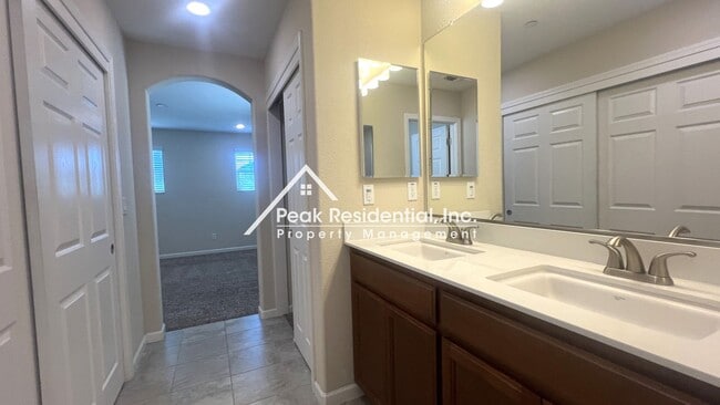 Building Photo - Updated 3bd/2.5ba Home near Cosumnes River...