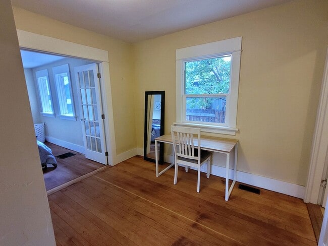 Building Photo - Charming Bungalow In the Heart of Downtown, Furnished 2 Bedroom/1 Bath.