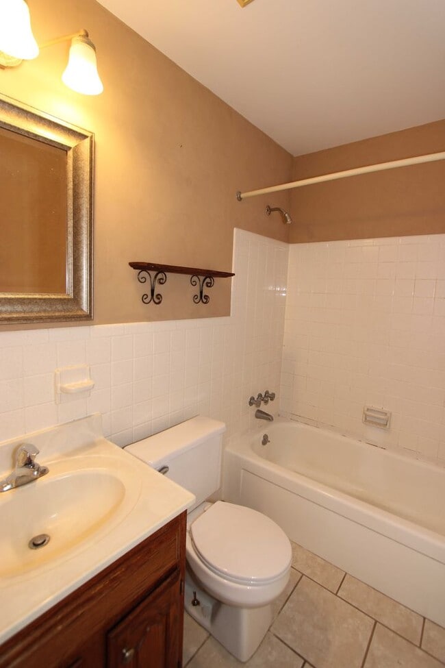 Building Photo - 3 bedroom 2 bathroom Single Family Home