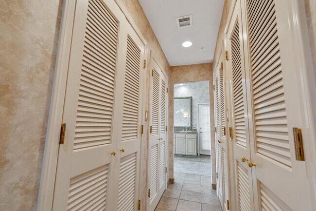 Building Photo - 8423 E Thunderbird Rd