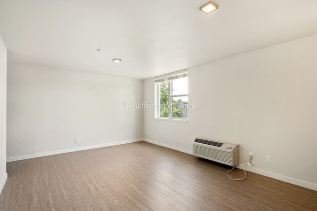 Building Photo - Contemporary 2 BD | 1.5 BA Apartment in The Heart of Northeast Portland