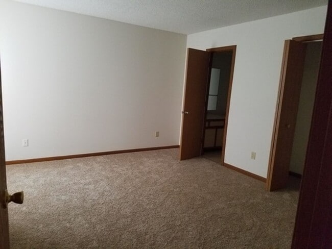 Building Photo - Great 3 Bed 2 Bath 2 Car Garage Flat Duplex- Pets ok!