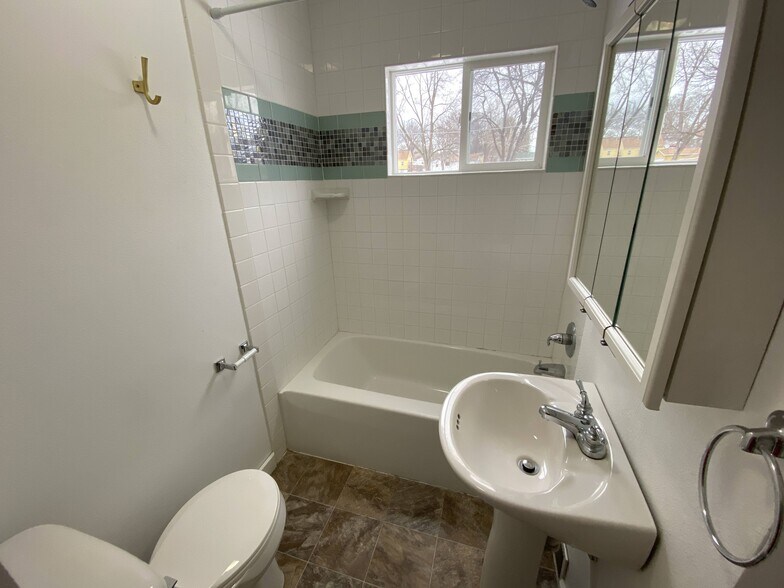 Building Photo - 904 Luster Ln