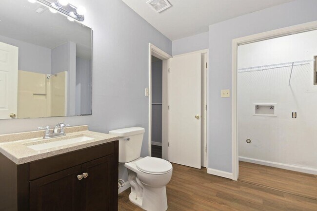 Building Photo - 3201 Elm Grove Dr