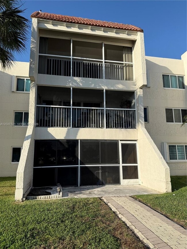 Building Photo - 120 Lakeview Dr