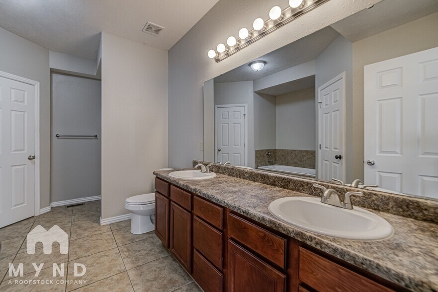 Building Photo - 120 N Peach Brook