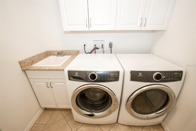 Building Photo - 285 Marquette Rd