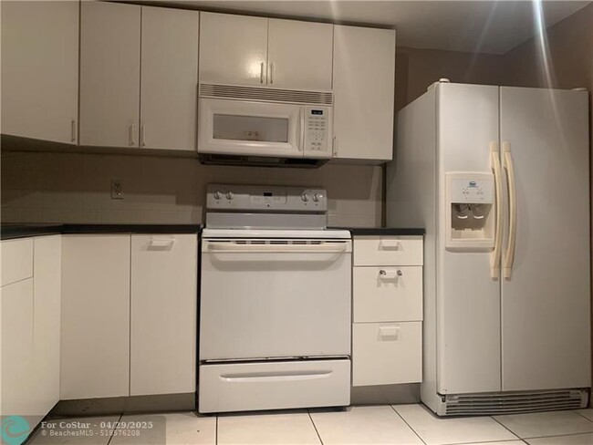 Building Photo - 9470 Live Oak Pl