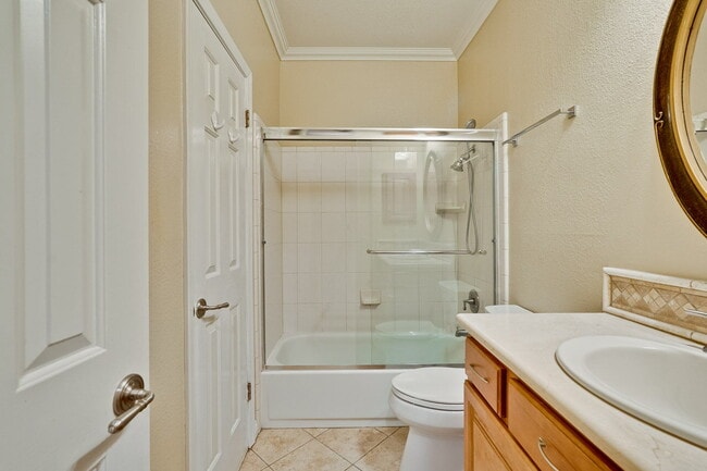 Building Photo - Large, Comfy 2BR, 2BA Condo with Convenient Location