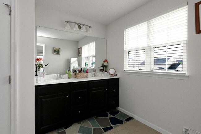 Building Photo - Spacious 4BR House in South Lebanon