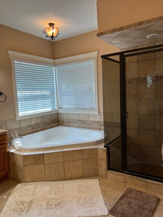 Building Photo - Stunning 5 bed 3.5 bath twin-home on the R...