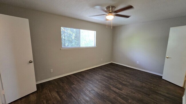 Building Photo - One bedroom one bath in Balcones Heights ready for move in!